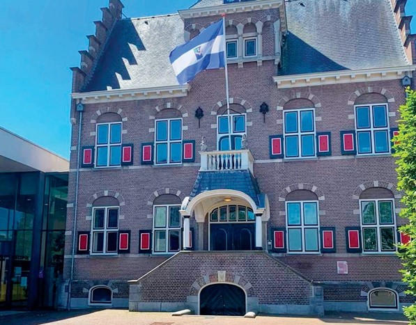 Uitsnede van het gemeentehuis