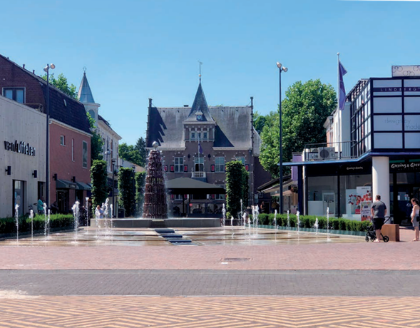 Gemeentehuis Veendam in de middag met de fonteinen aan