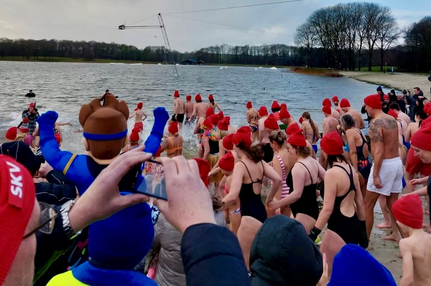 Foto nieuwjaarsduik 2023-2024